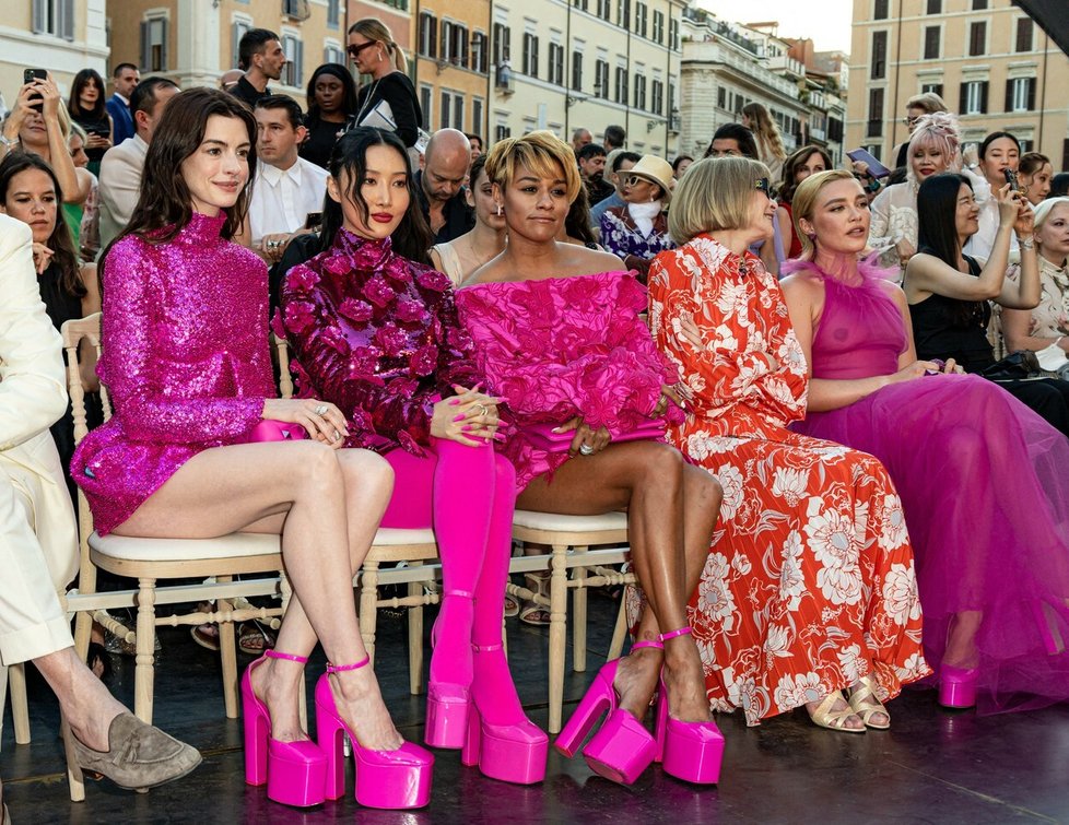 Anne Hataway, Giancarlo Giammetti, Hwasa, Ariana DeBose, Anna Wintour a Florence Pugh