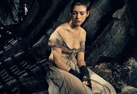 Anne Hathaway jako Fantine v Bídnícícch