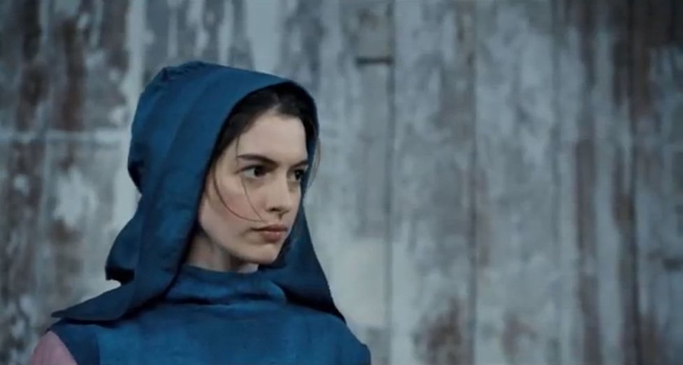 Anne Hathaway v nové roli prostitutky Fantine v Bídnících