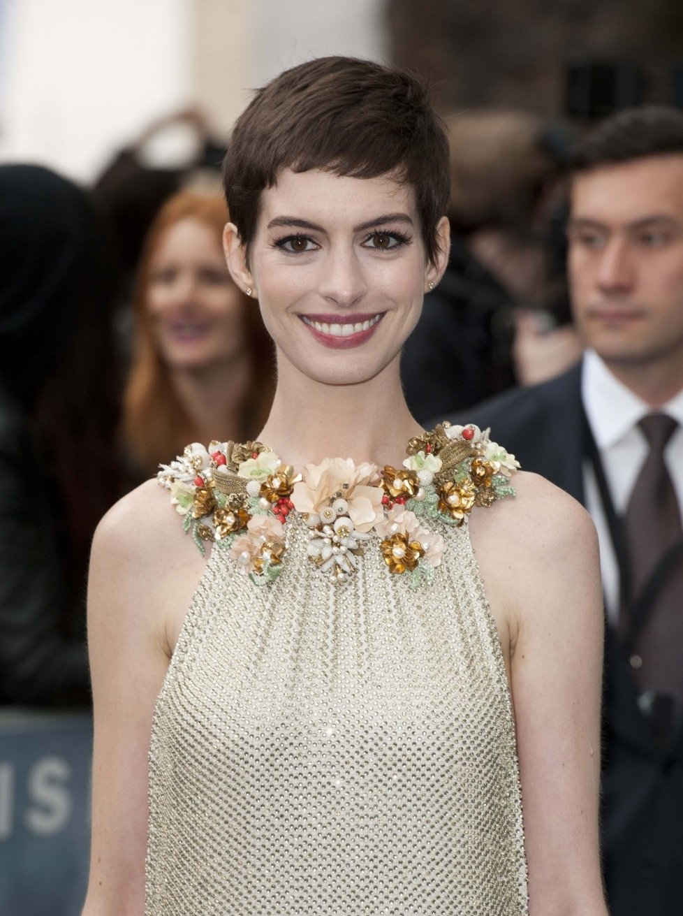 ROŚŤÁCKY KRÁTKÉ: Anne Hathaway.