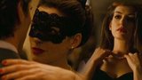 Takhle Anne Hathaway svádí Batmana