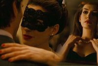 Takhle Anne Hathaway svádí Batmana