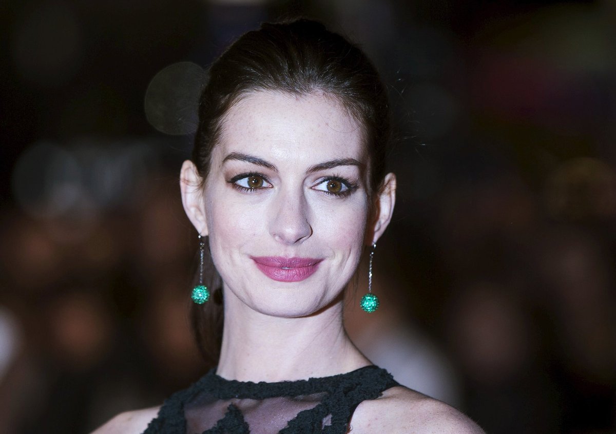 Oscarová kráska Anne Hathaway porodila synka.