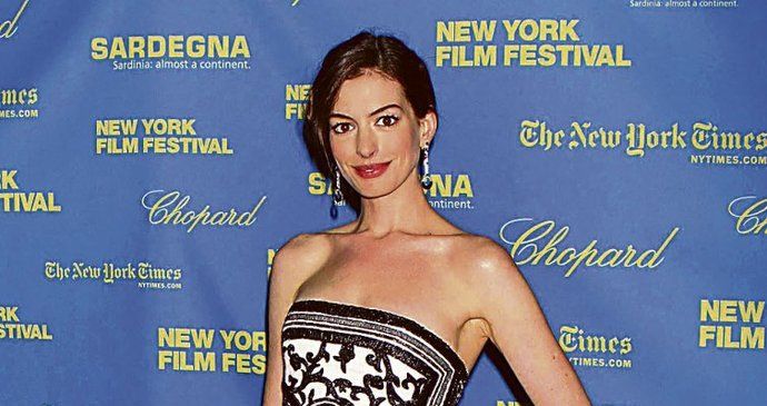 Anne Hathaway je také jednou z důvěřivých krásek, která svěřila svou kreditní kartu do rukou Perezové