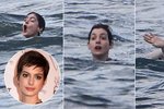 Anne Hathaway se topila ve vlnách na Havaji