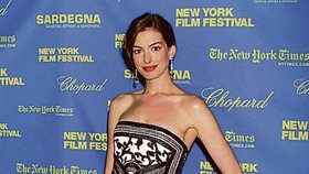 Anne Hathaway je také jednou z důvěřivých krásek, která svěřila svou kreditní kartu do rukou Perezové