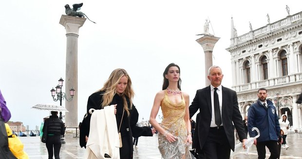 Anne Hathaway byla v Benátkách k nepoznání