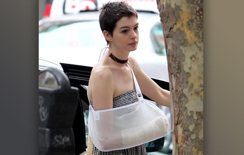 Anne Hathaway má zraněnou ruku obvázanou v obinadle