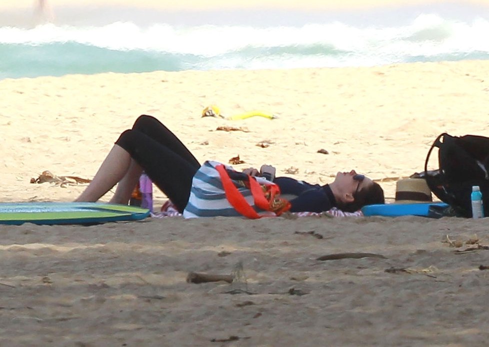 Anne po traumatizujícím zážitku odpočívá ve stínu na pláži