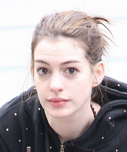 Herečka Anne Hathaway vypadá nevyspale.