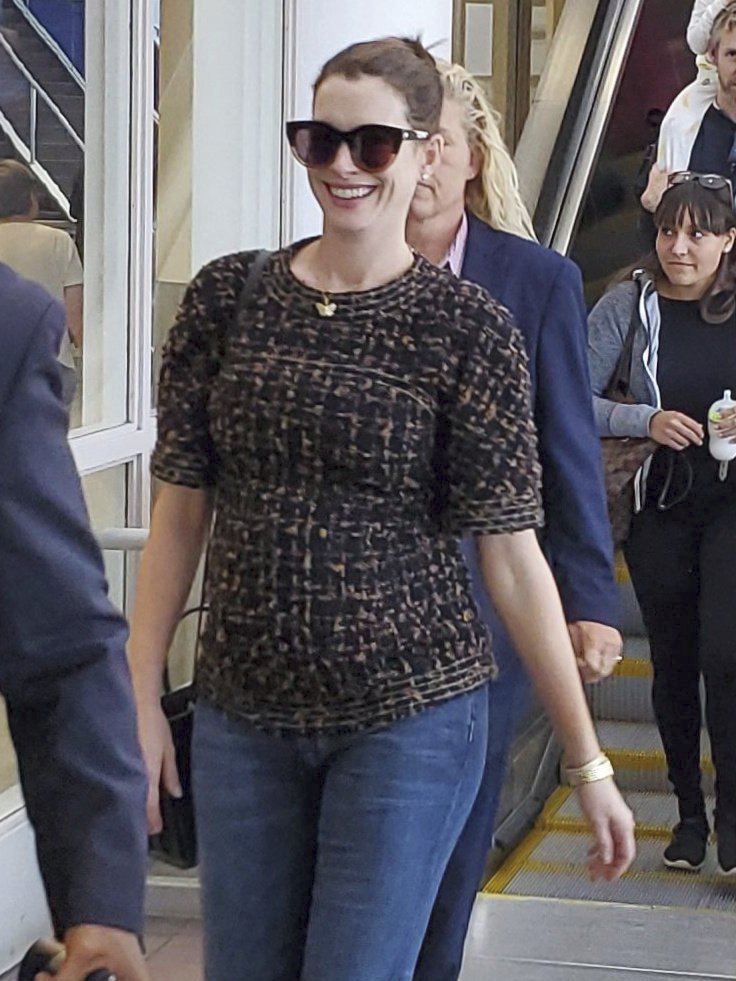 Těhotná Anne Hathawayová na losangeleském letišti