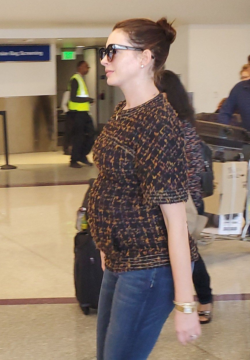 Těhotná Anne Hathawayová na losangelském letišti