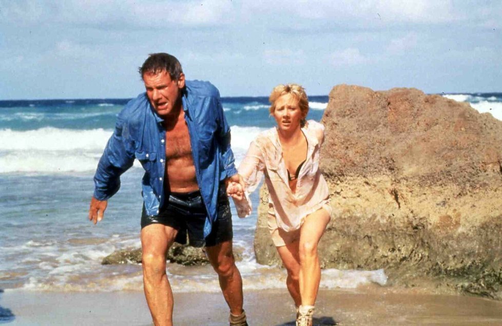 Anne Heche a Harrison Ford ve filmu Šest dní, sedm nocí