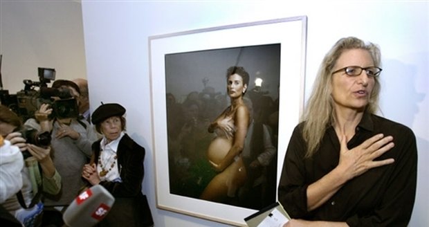 Fotografka Annie Leibovitz před jedním ze svých nejslavnějších snímků