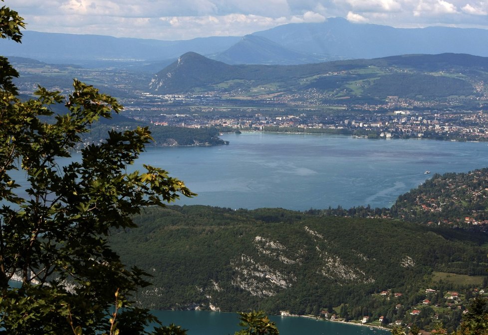 Pohled na jezero Annecy, Francouzské Alpy