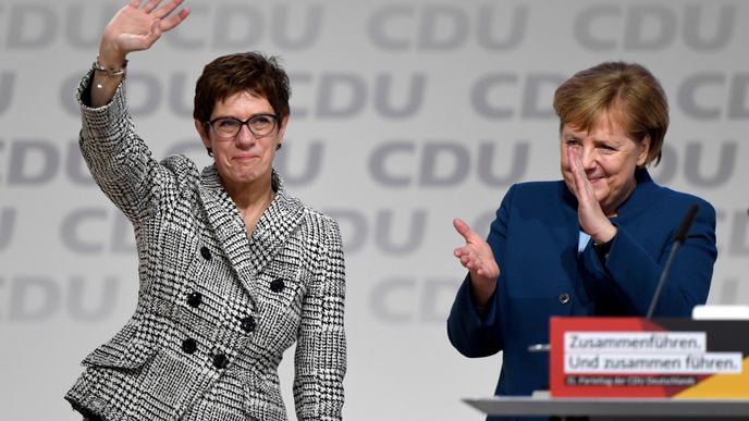 Novou předsedkyní německé vládní Křesťanskodemokratické unie (CDU) se v pátek na sjezdu v Hamburku stala dosavadní generální tajemnice strany Annegret Krampová-Karrenbauerová. (7.12.2018)