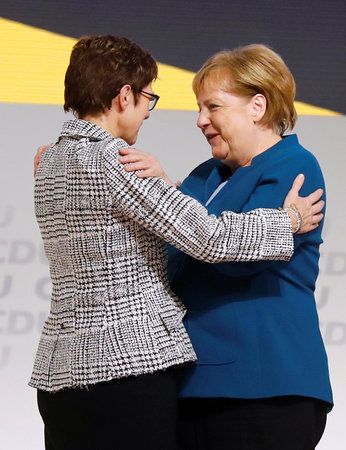 Novou předsedkyní německé vládní Křesťanskodemokratické unie (CDU) se v pátek na sjezdu v Hamburku stala dosavadní generální tajemnice strany Annegret Krampová-Karrenbauerová. (7. 12. 2018)