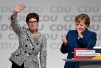 Merkelová má nástupkyni. Stranu povede Annegret Krampová-Karrenbauerová