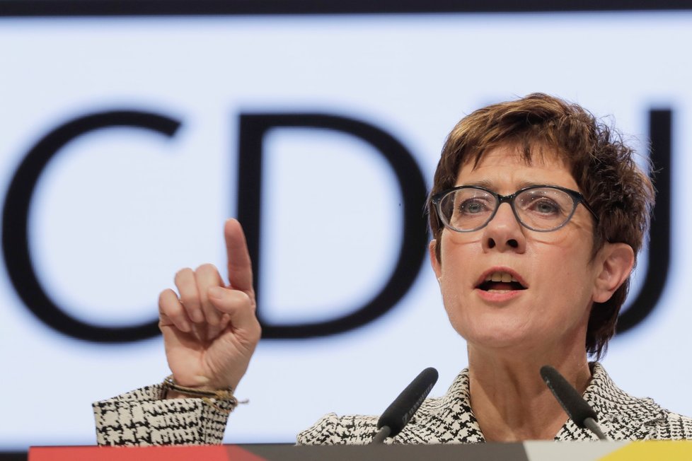 Novou předsedkyní německé vládní Křesťanskodemokratické unie (CDU) se v pátek na sjezdu v Hamburku stala dosavadní generální tajemnice strany Annegret Krampová-Karrenbauerová. (7.12.2018)