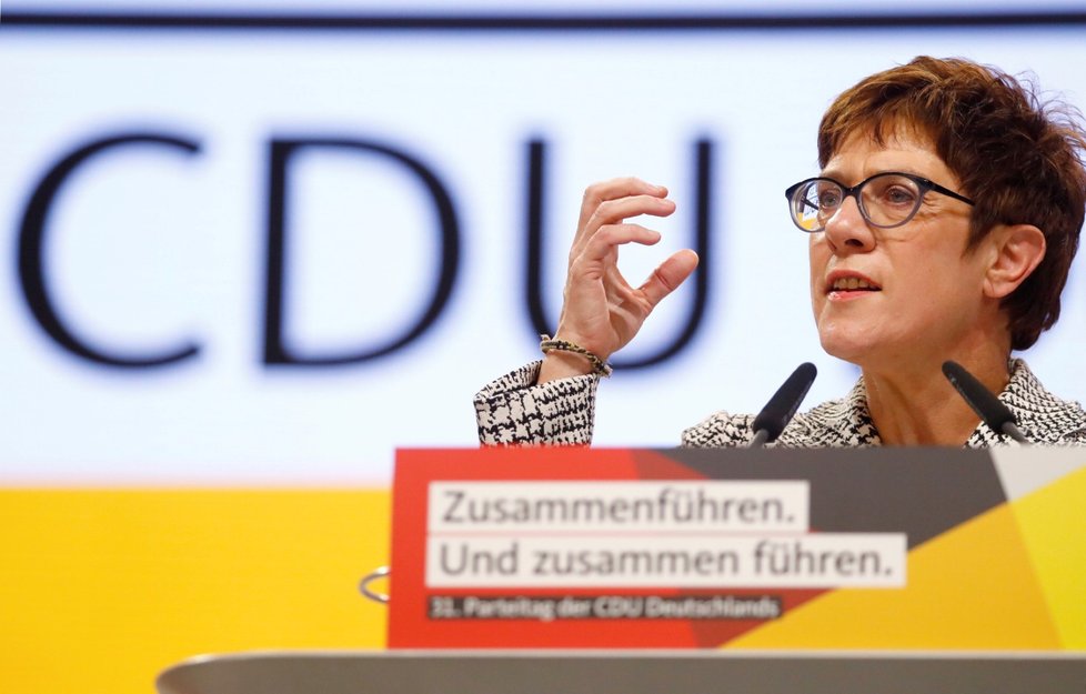 Novou předsedkyní německé vládní Křesťanskodemokratické unie (CDU) se v pátek na sjezdu v Hamburku stala dosavadní generální tajemnice strany Annegret Krampová-Karrenbauerová. (7. 12. 2018)
