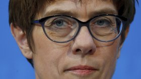 Merkelovou by v čele CDU mohla nahradit Annegret Krampová-Karrenbauerová