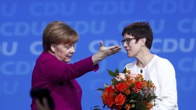 Merkelovou by v čele CDU mohla nahradit Annegret Krampová-Karrenbauerová