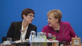 Merkelovou by v čele CDU mohla nahradit Annegret Krampová-Karrenbauerová