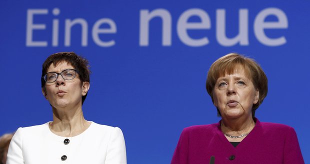 Konec Merkelové v čele CDU: Povede ji znovu žena? Ambice má její spojenkyně