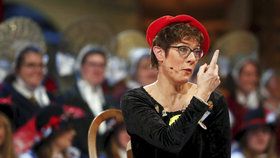 Nástupkyně Angely Merkelové v čele CDU Annegret Krampová-Karrenbauerová na masopustních oslavách, při kterých kritizovala LGBT komunitu