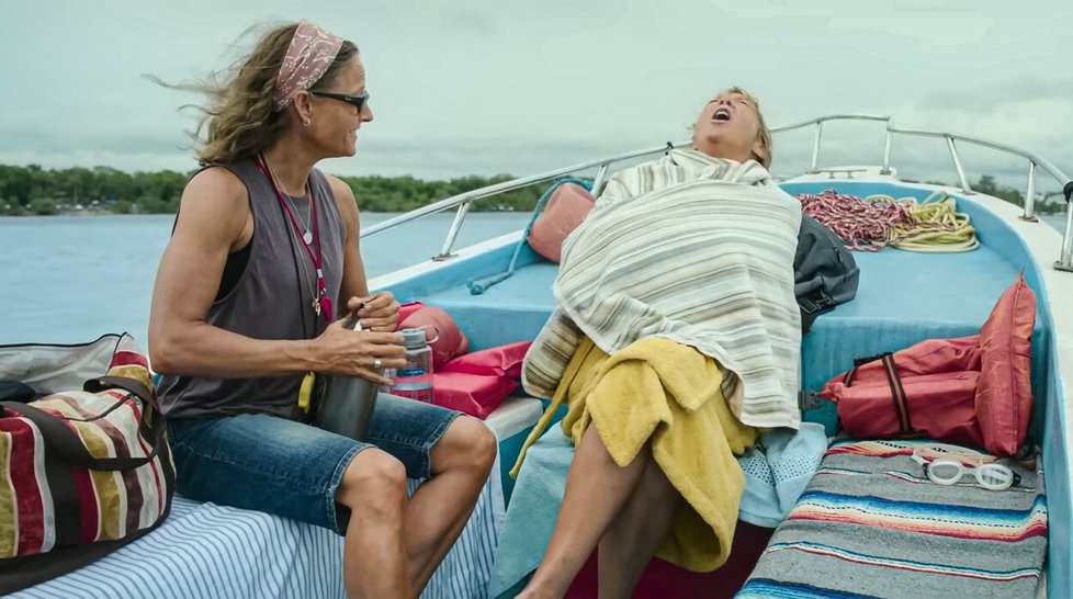 Annette Bening a Jodie Foster ve filmu Nyad