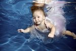 Možnost pohybovat se pod vodou bez zábran dává dítěti pocit svobody.