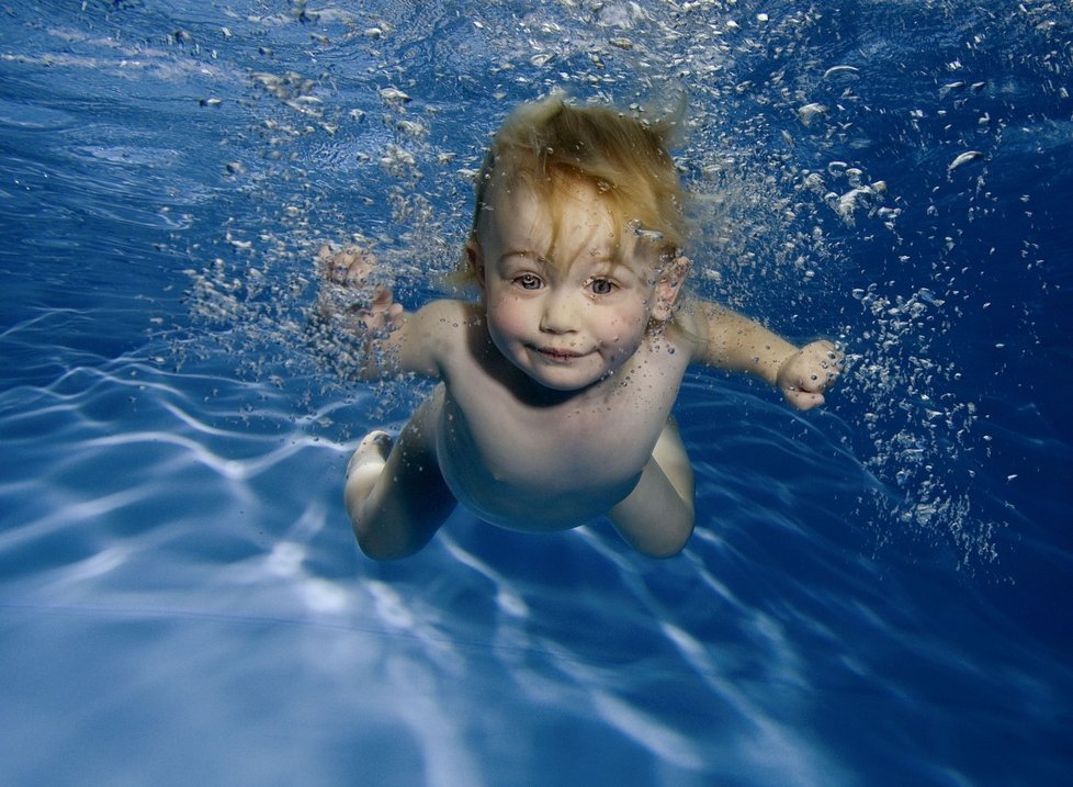 Možnost pohybovat se pod vodou bez zábran dává dítěti pocit svobody.