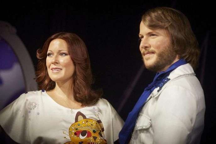 Anni-Frid Lyngstadová a Benny Andersson jako voskové figuríny v muzeu Madame Tussauds v Amsterdamu