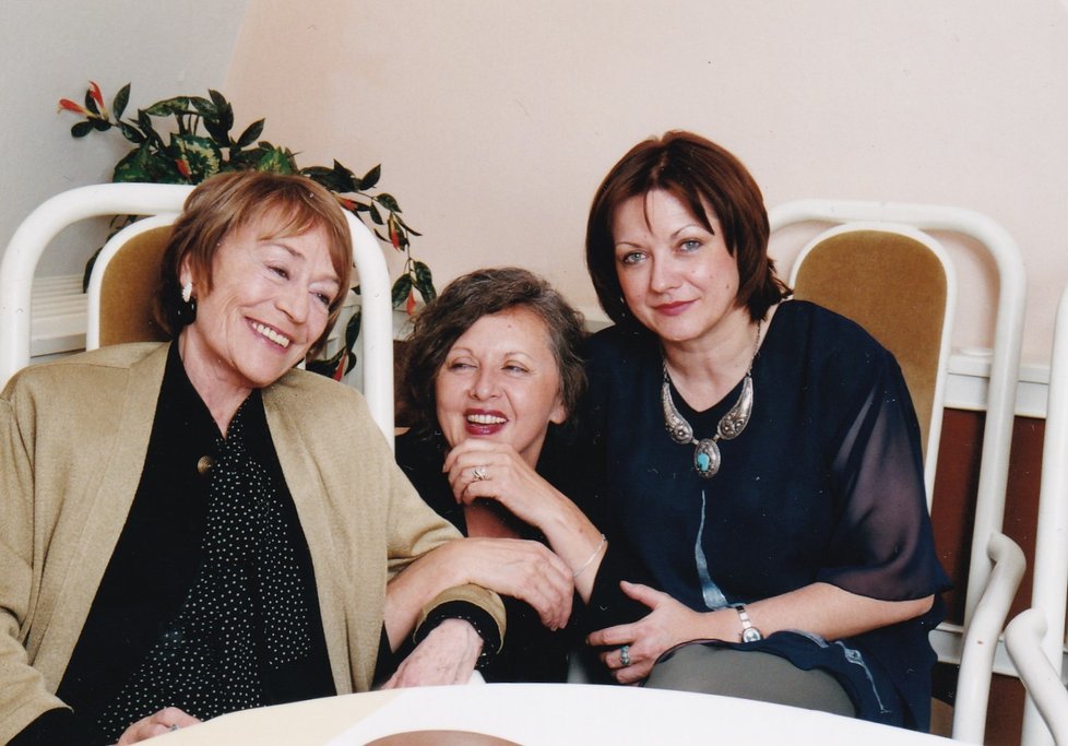 Annie Girardot (vlevo), Vera Cais a Míla Řádová.