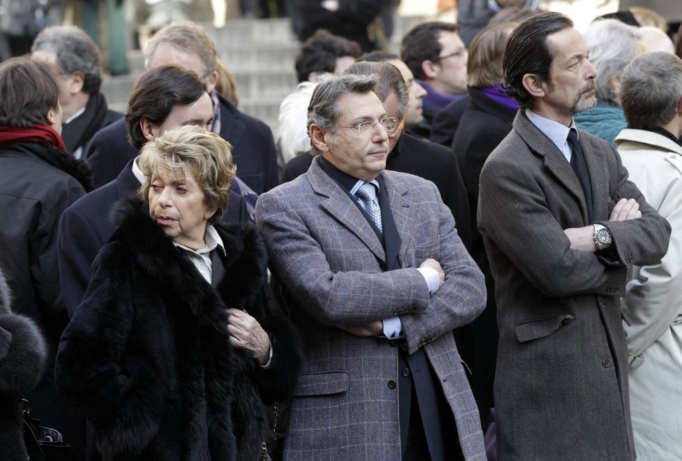 Francouzská herečka Marthe Mercadier čeká před kostelem po obřadu