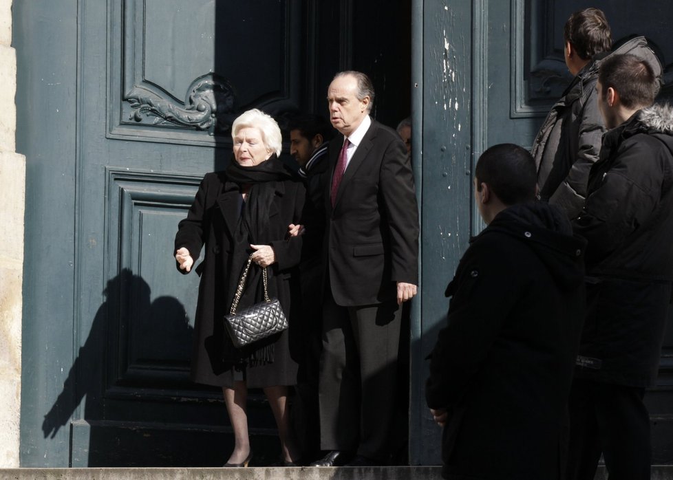 Francouzský ministr kultury Frederic Mitterrand a herečka Line Renaud opouští obřad
