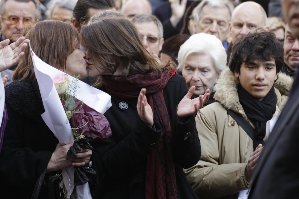 Dcera Annie Girardot Giulia Salvatori (vlevo) si dává pusu se svou dcerou Lolou (vpravo) vedle nich stojí i vnuk Annie Gerard Renato