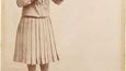 Annie Oakleyová už jako osmiletá holčička přilepšovala rodině tím, že vyrážela na lov. Později během pobytů v chudobinci prodávala maso ze svých výprav do místních obchodů i hotelů. V patnácti už byla známá široko daleko jako vyhlášená ostrostřelkyně. 