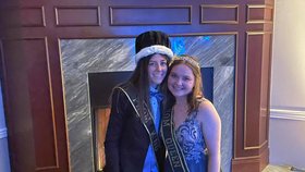 Annie Wiseová a Riley Loudermilková vyhrály krále a královnu plesu.