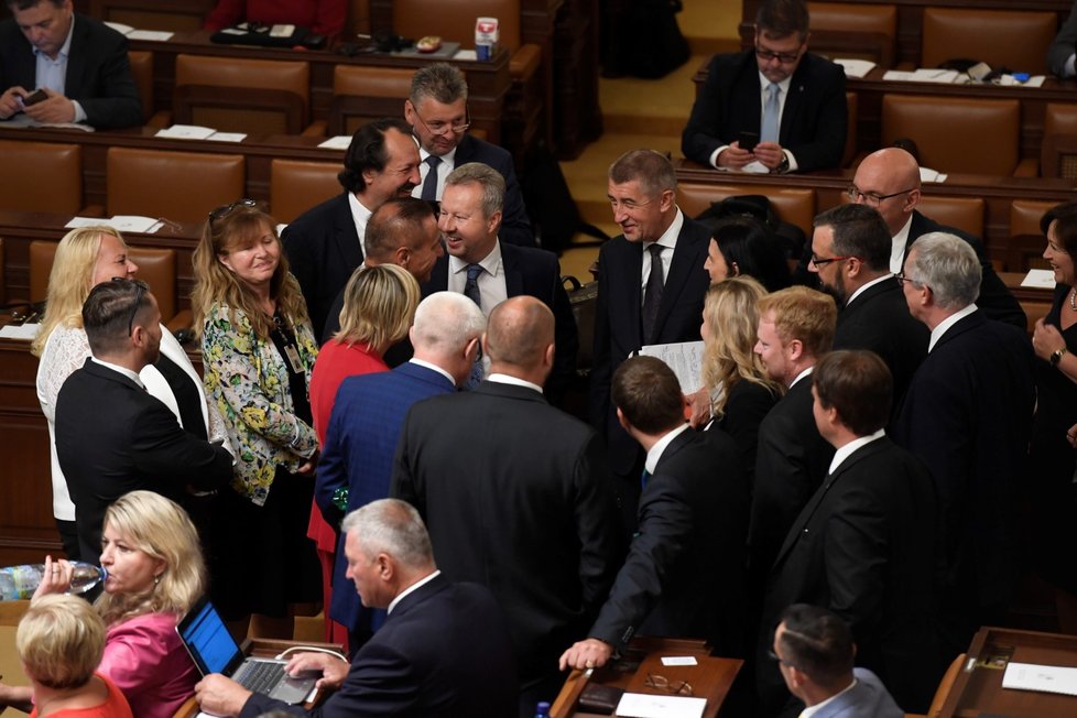 Poslanci hnutí ANO obklopili svého šéfa a premiéra Andreje Babiše. Ten jde žádat Poslaneckou sněmovnu už podruhé o důvěru pro svou vládu