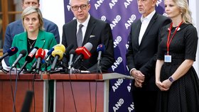 Zuzana Schwarz Bařtipánová (vpravo) na tiskovce ANO