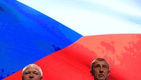 Šéf hnutí ANO Andrej Babiš a jeho pravá ruka Jaroslav Faltýnek na začátku volebního sněmu, který odstartovala státní hymna (17. 2. 2019)