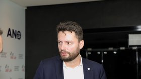 Komunální a senátní volby 2022: Ondřej Prokop, dvojka na pražské kandidátce ANO, přijíždí do štábu (24. 9. 2022).