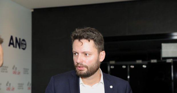 Komunální a senátní volby 2022: Ondřej Prokop, dvojka na pražské kandidátce ANO, přijíždí do štábu (24.9.2022)