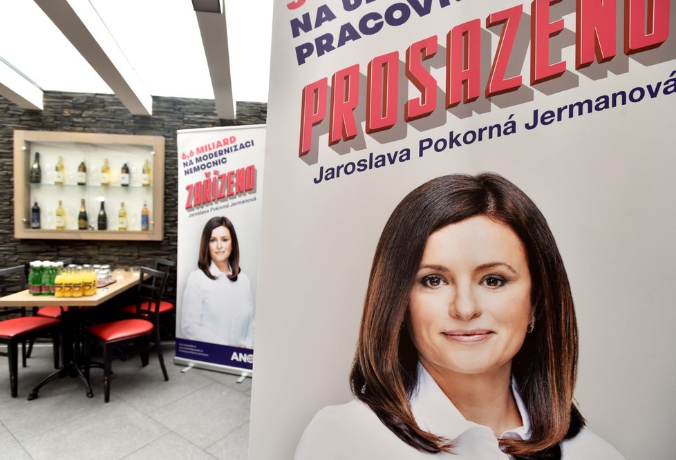 Hejtmanka Středočeského kraje Jaroslava Pokorná Jermanová na plakátu ve volebním štábu hnutí ANO v Praze 5, kde zástupci hnutí sledovali výsledky krajských a prvního kola senátních voleb (3. 10. 2020)