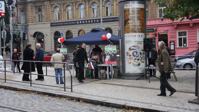 Na náměstí Míru se sešlo ANO, KSČM a Hlavu vzhůru