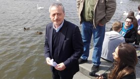 Martin Stropnický při oslavách ANO na pražské Náplavce