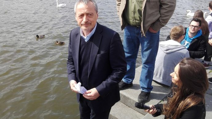 Martin Stropnický při oslavách ANO na pražské Náplavce.