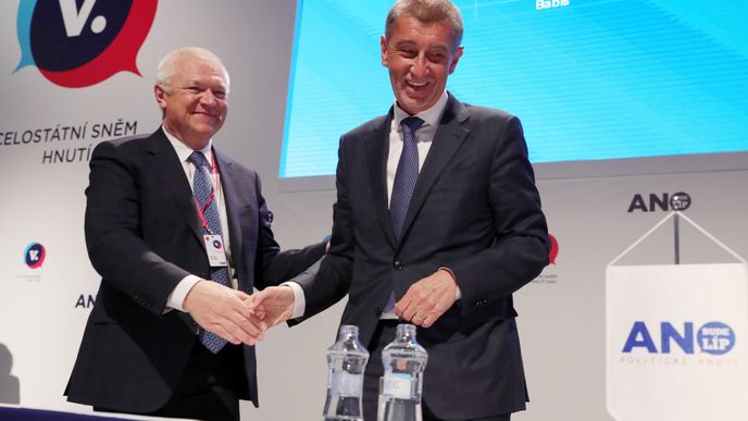 Předseda ANO Andrej Babiš přijímá gratulace ke zvolení od Jaroslava Faltýnka (17. 2. 2019)