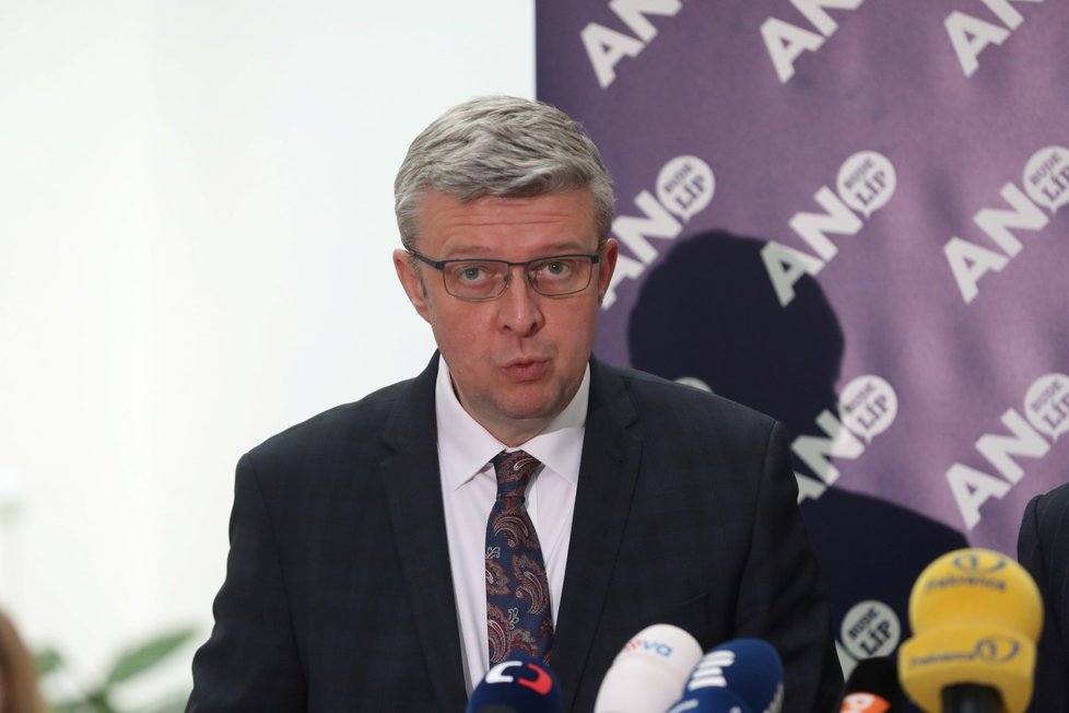 Karel Havlíček (za ANO) je vicepremiérem, ministrem průmyslu a obchodu a také dopravy.